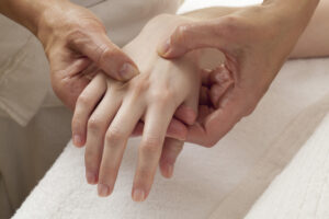 shiatsu massage on hands for arthrosis